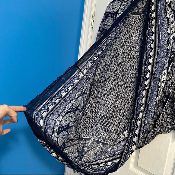 American Eagle Women’s Navy & White Paisley Cocoon Cardigan Kimono Size O/S - Picture 3 of 11